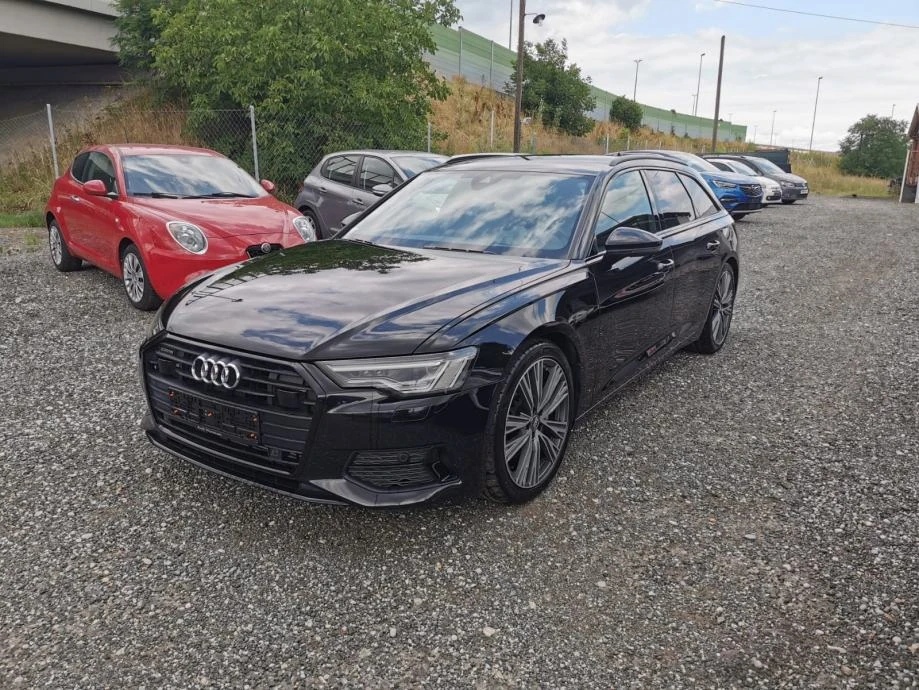 Crni Audi A6 Avant u Zafarano salonu